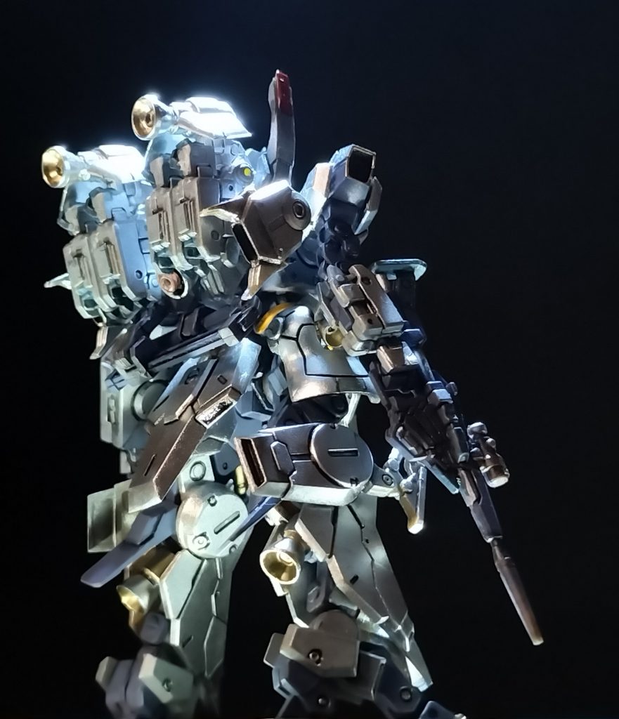 15.    しかし、二宮金次郎のような後ろ姿は、バナージが背負う重たい荷物を表しているのかな？このモビルスーツに乗ってジオンの緑系ノーマルスーツは、バナージには不似合いに感じてしまったけれど。