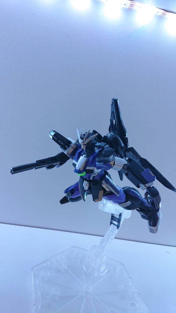 バイラルコア出現時は背部バックパックに出現し、飛行ユニットとして運用ができる。また、後ろにいる敵に多少の攻撃が可能。