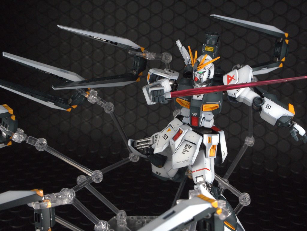 フィンファンネルは勿論HGUCのものを使用。アクションベースを使って飛ばしています。