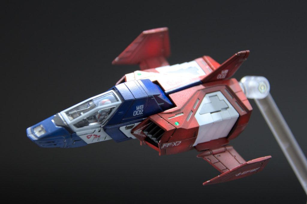 コアファイターのキャノピーはフレームを白で色分け。パイロットもそれっぽく筆塗り。