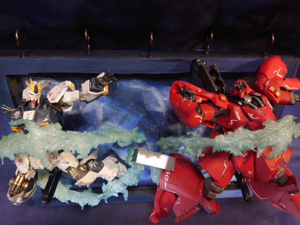 通常のディスプレイで飾るスペースが無くなってきたので、壁掛け飾れるように上部にフックを取り付けてみました!