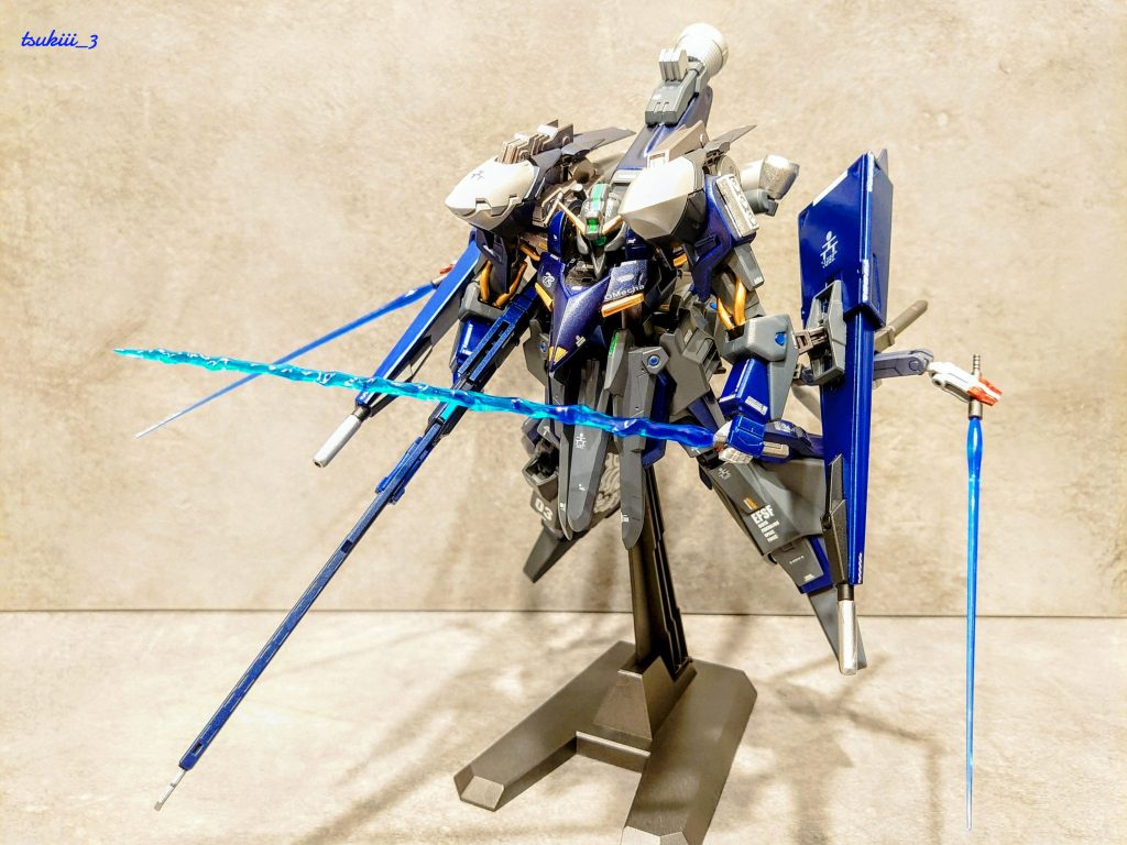 ビームサーベル展開。大柄なので、マスターグレードのサーベルを持たせました。接近戦もこなせるようにサブアームもビームサーベルを展開しています。