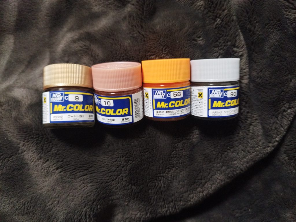 今回使ったのはMr.カラーのゴールド、カッパー、オレンジイエロー、シャインシルバーです調色してません(笑)塗り方は2度塗りくらいで満足な形に、スミ入れはガンダムマーカー筆ペンでべしゃべしゃに塗りたくって綿棒でちょっと残す感じで拭き取りました