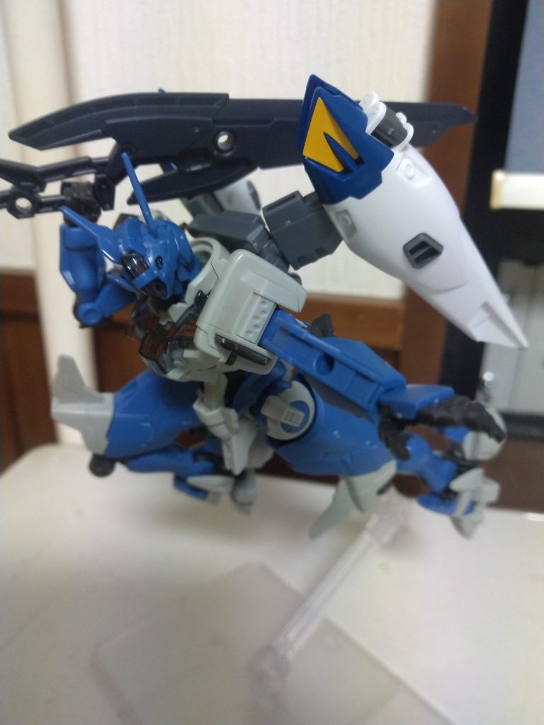 合体大剣「アークバーサスセイバー」2つの武器が合体した大剣。やはりシェルユニットの状況に応じて戦法が変わる。ちなみに前部分のグリップを持ってるのは仕様との事。