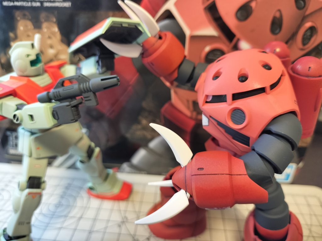 ジャブローの再現とは程遠いですが…この二体が揃うと並べたくなります