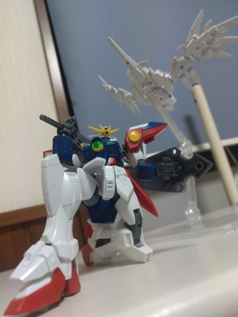 サポートメカ「フェザーツヴァイ」単独で行動もできるし、共に行動もできる頼もしい鳥型メカだ!