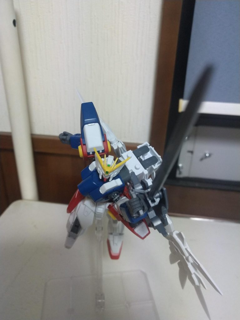 フェザーグラススマッシュ!全ての属性魔法を宿した魔法タイプの超必殺なのだ!やっぱり剣と盾の合体武器はかっこいいですね~!(gundam-kao3)