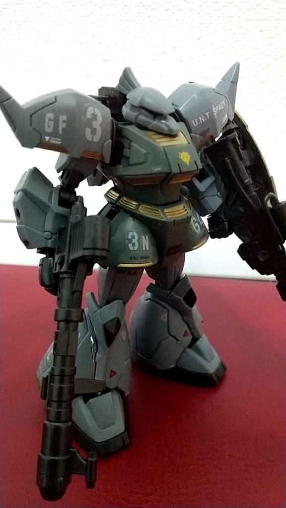 細かいディテールが入っているのでその分何もモールドがないところが目立ちます。なので、デカールをふんだんに利用して情報量をあげています。