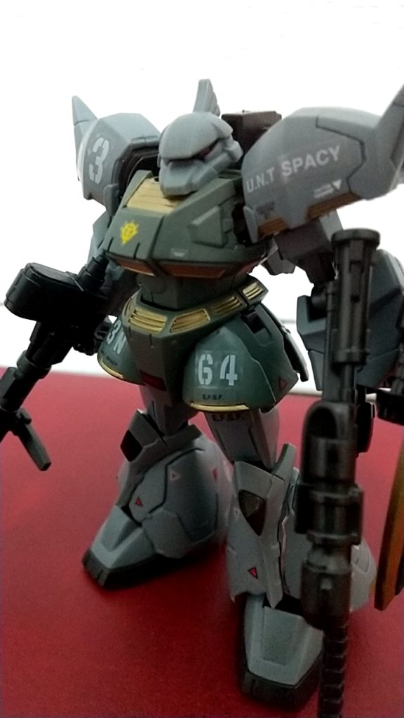 頭部アンテナは開封時に曲がっていて白化していたので使用しませんでした。また、シールドも開封時点で色が剥げてたので塗装で隠しています。