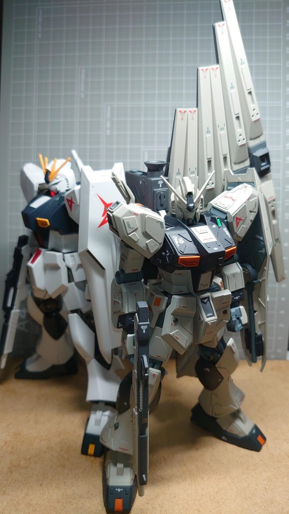 HGの素組みとの比較です。初投稿ですが これは最近製作したやつなので他の機体はマイペースに上げて行こうとおもいます。ガンプラの製作、  情報量交換などできたら嬉しいです！ よろしくお願いします(・ω・)ノ