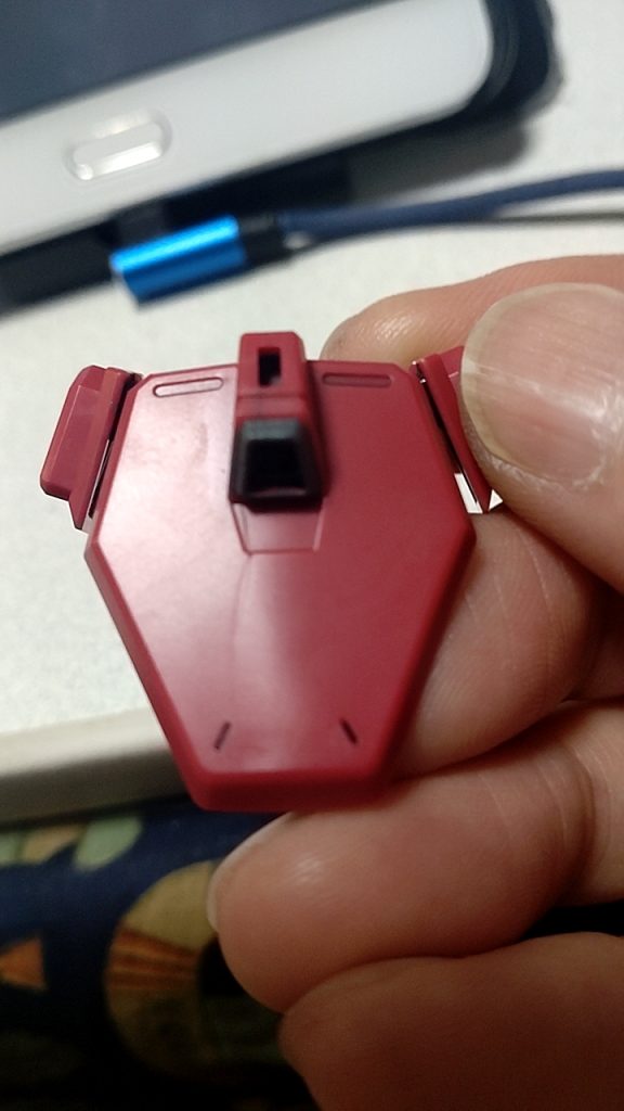 水性塗料で塗り直しする為に、エナメル黒で塗った所を溶剤で消し消ししてたら割れꉂ🤣𐤔