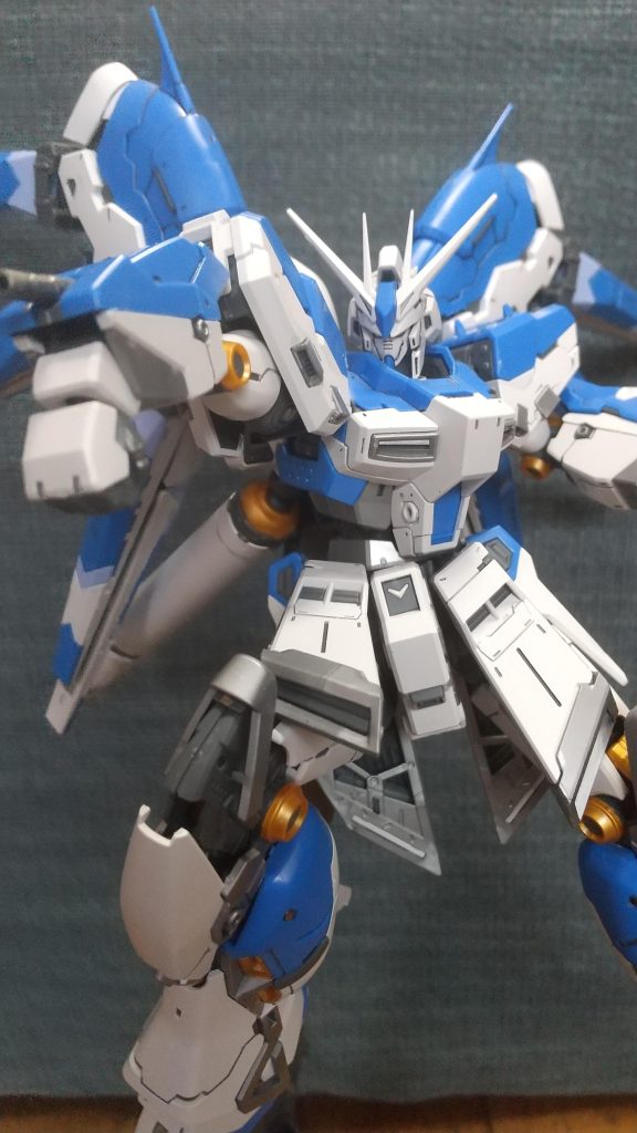 腕部のガトリングガンを撃つ描写を表現しました。こういうギミックがあるのもRGの醍醐味ですね😊