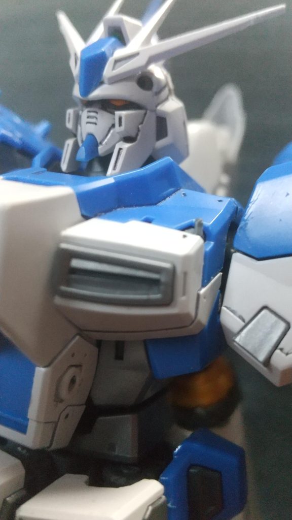 整備シーンなどにありそうな顔のアップの写真です。あえて角度をつけて撮ることによってさらにカッコ良さを引き立てる様な気がします。