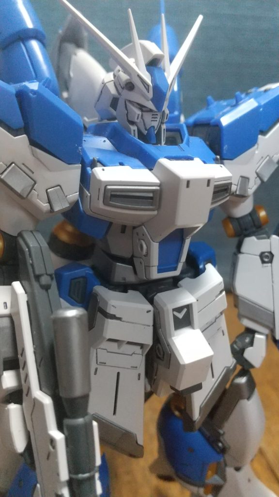 機体の全体をアップで撮影。デュアルカメラが隠れている感じも顔が引き締まって格好いいですね。