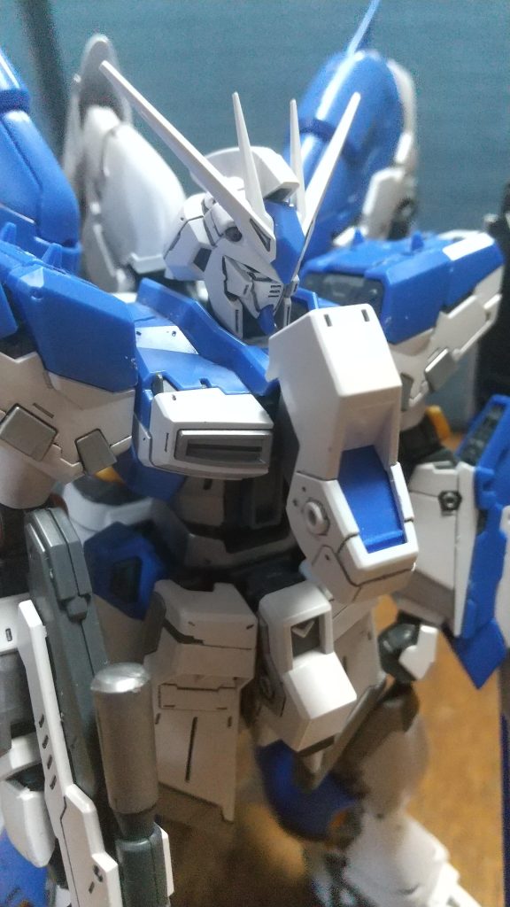 整備シーンなどによくあるコックピットハッチを開けるシーンを表現しました。座り状態のパイロットフィギュアがついていませんが[この中にアムロがいる]って思います。