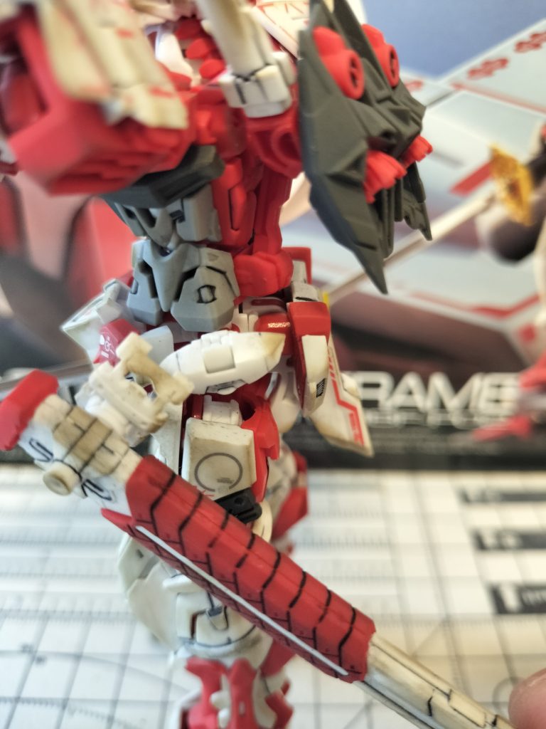 腰に鞘をつけるパーツが脚と干渉してしまいポーズを取りにくい…ですが、御愛嬌ということで！