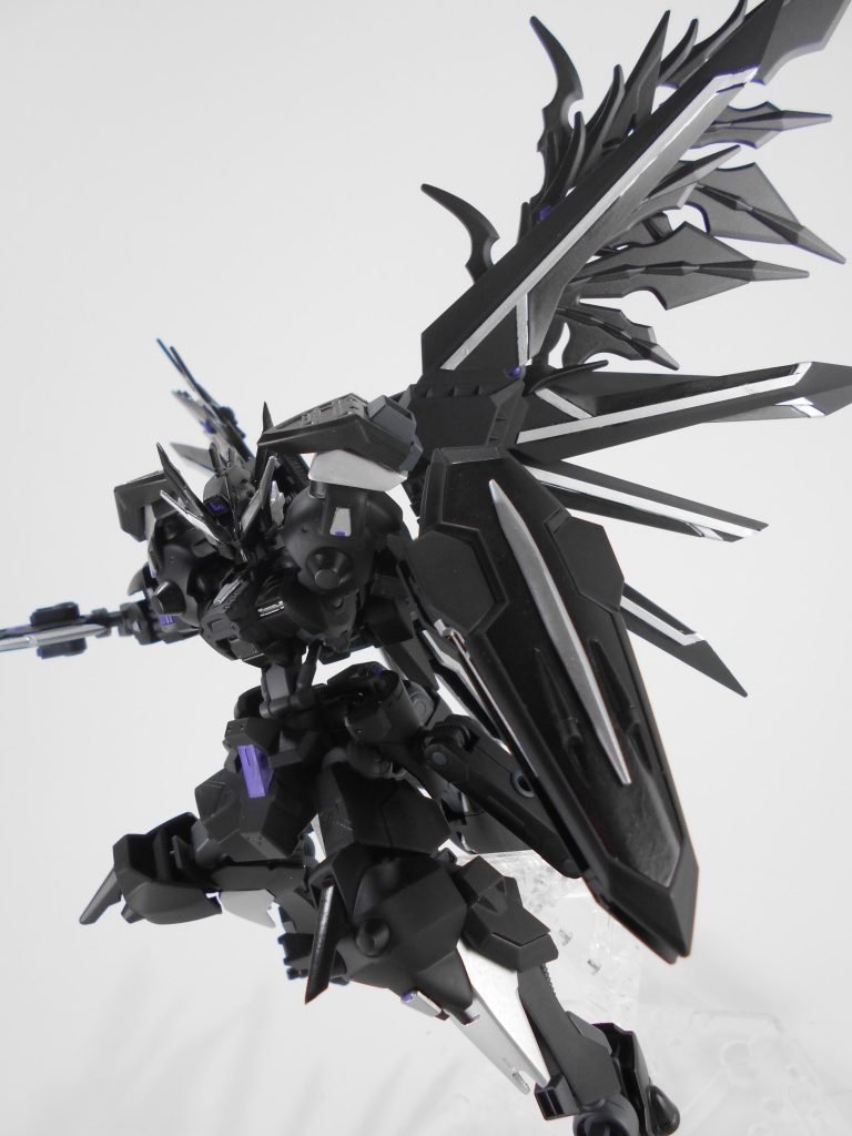 ウィングユニット改、「フォラウナ」。ライジングフリーダムのウィングユニットからシュトゥルムスヴァーハーを失くし、その代わりにヴォワチュールリュミエール発展型スラスターを追加しました。使用時は黒翼のようなビームが発生し、機動力を大幅に向上することが可能です。「フォラウナ」はギリシャ語で「宵闇」のアナグラムです。