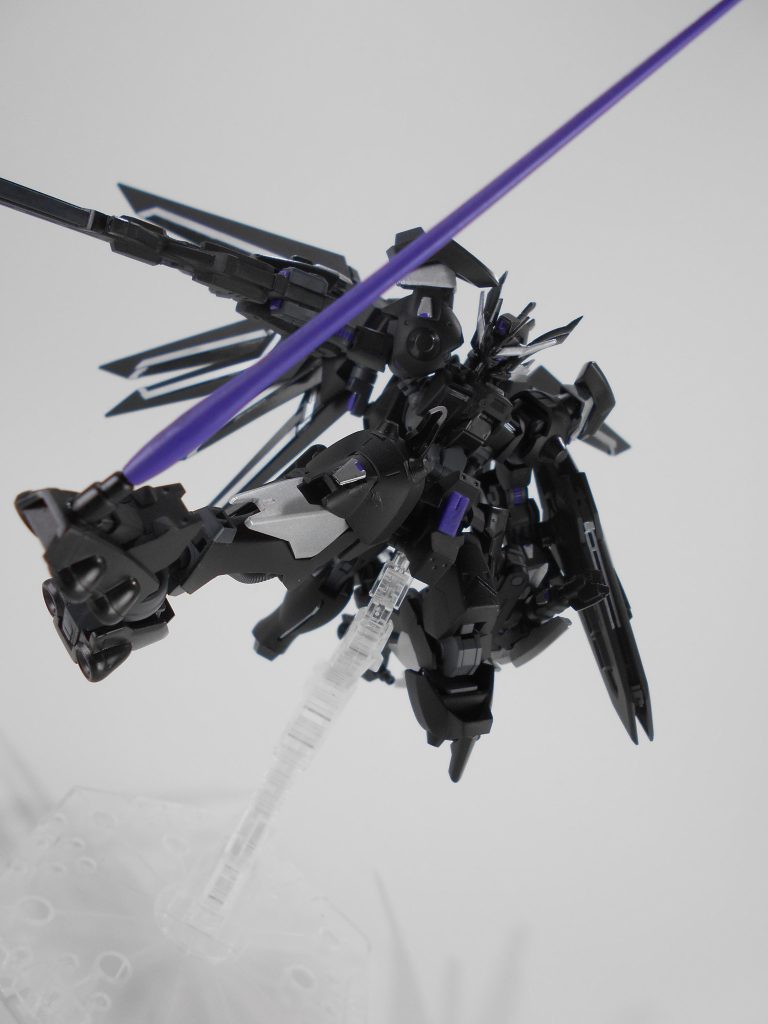 脚部ビームサーベル、「ニュハテス」。ヴェルシーナビームサーベルを脚部に追加しました。「ニュハテス」はギリシャ語で「闇夜」のアナグラムです。