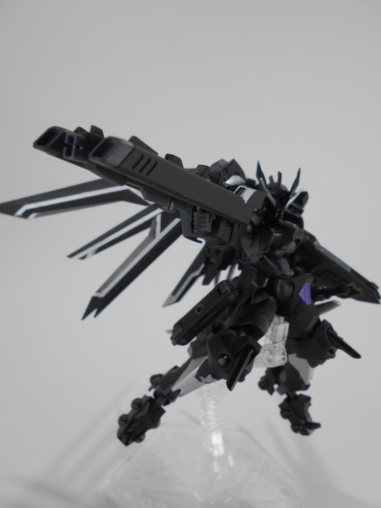 ビームライフル改、「エニアス」。ライジングフリーダムのビームライフルに取り外しが可能なシュトゥルムスヴァーハーを追加し、収束高出力ビームライフルや分散させて撃つことが可能です。「エニアス」はギリシャ語で「常闇」のアナグラムです。