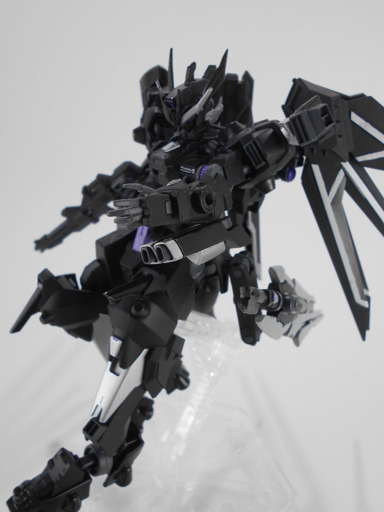 ヴァイパー3レールガン改、「アカトス」。膝のハードポイントにレールガンを追加。取り回しを考慮してレールガン自体を短くしたため、レールガンではなくツインビームガンとして使用します。「アカトス」はギリシャ語で「無闇」のアナグラムです。