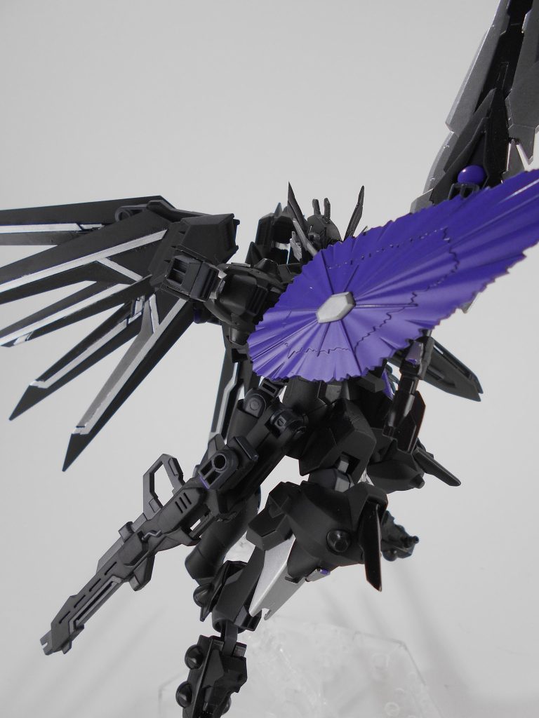 ビーム貯蓄ガントレット、「セティス」。インフィクタスビームシールドの機能と右腕で使用する武装のビームコントロールを行います。「セティス」はギリシャ語で「闇討」のアナグラムです。