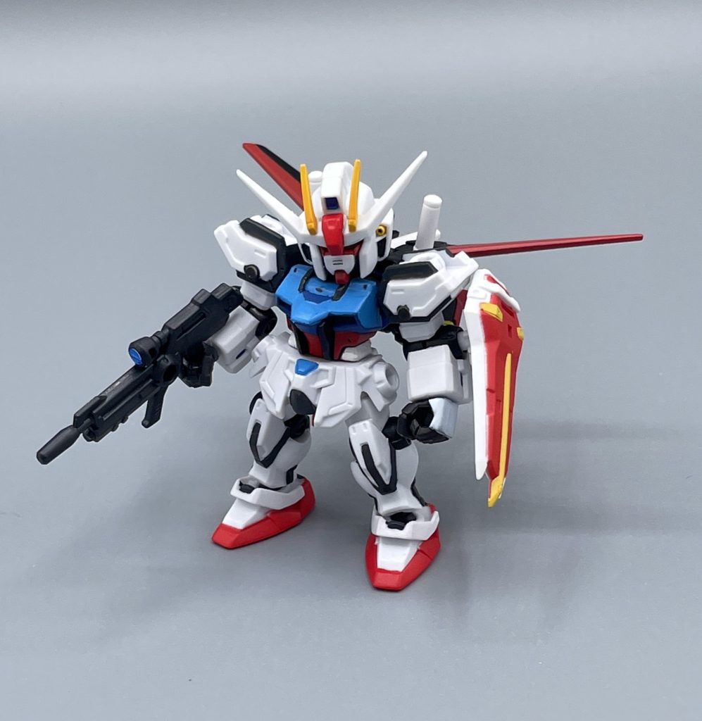 GAT-X105 STRIKE GUNDAM 1回500円のカプセルトイ、モビルスーツアンサンブルのストライクです。自分がアンサンブルに沼るきっかけとなったフィギュアです。 元の出来も十分に良いのですが、今回は青い部分をキャンプラブルーに、黄色部分をオレンジイエローに変更しています。その他には、アーマー部など、色の足りない部分を補足しています。