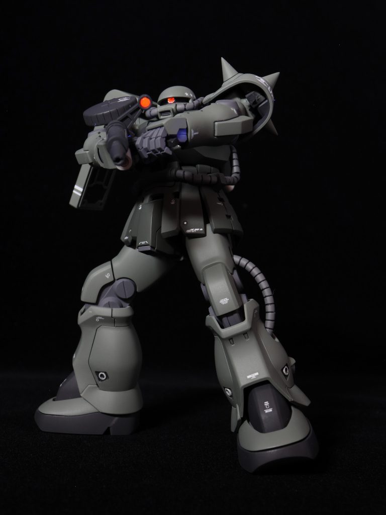 これぞザクというポーズで。ハンドパーツは三角屋さんに交換です。