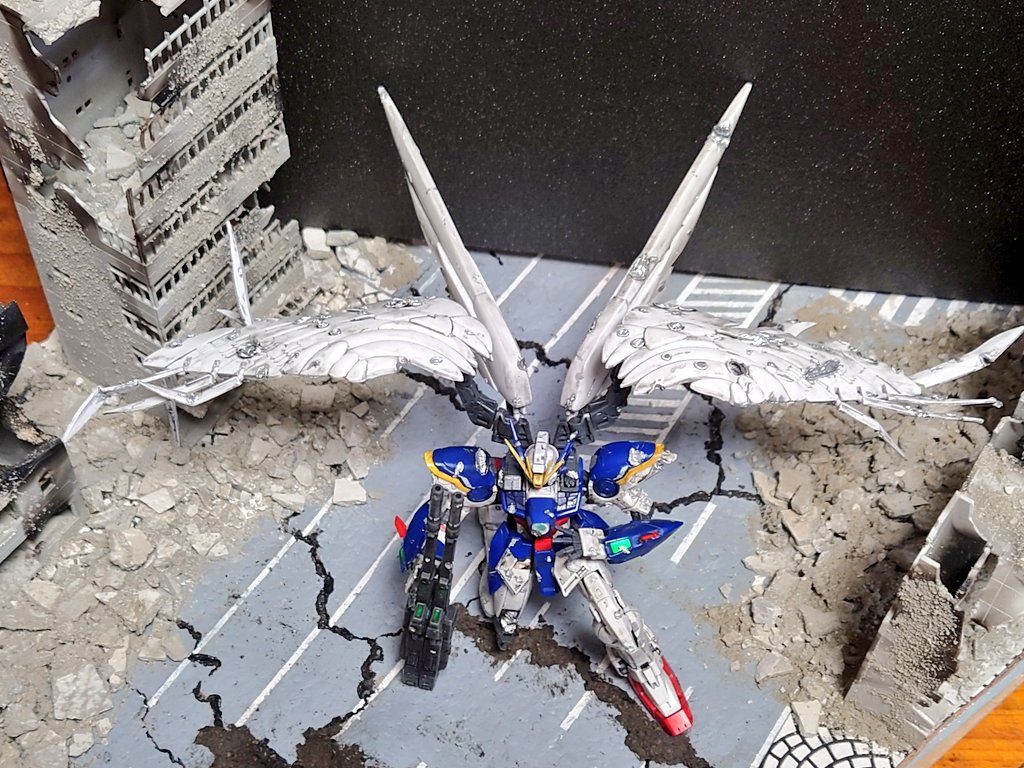 ウイングゼロEWを見せる為に、翼を広げて、製作中の都市廃墟ジオラマに置いてみました。