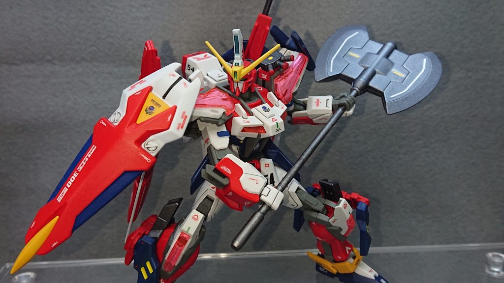 機体No.54:イージスストライクhttps://gumpla.jp/eg/2063749ビルドストライクエクシードギャラクシーをベースにイージスや30MMなどのパーツを組み合わせた近接戦用の機体です💡イージスの可変ギミックを落とし込むことが難しかった為、オリジナルのギャラクシーファイターとドッキングすることで真価を発揮するという設定を盛り込んでみました!実はこれまであまりやってこなかったファイターに焦点を当てる新しい試みに挑戦したストライクでもありますwドッキング前のストライクはシンプルに大斧を振り回して戦う近接戦スタイルなのですが、パワー不足で少し武器に振り回される感じですファイターとドッキングすることで機動力とパワーが向上するので大斧に振り回されることが無くなり、シールドとライフルが使えるようになりますただ、メイン武装は大斧のままですねw制作当初は“イージスの盾”から連想して防御特化のストライクにしようとしていましたが、防御特化ってどのように表現したらいいのか答えが出せずに断念してしまいました💦その時の名残としてタンクキャラが持っているような大型の武装と肩や脚部にシールドやちょっとした追加装甲なんかが残っていますwイージスの可変ギミックを落とし込むことが出来なかったのは残念ですが、ファイターの強化や合体機構など新しいことに挑戦した面白いストライクに仕上げることが出来て満足しています✨