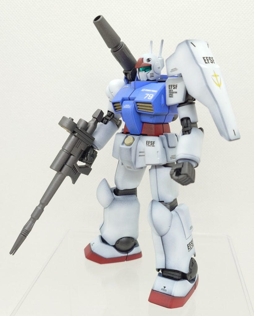 キャノン部と肩部を改造しています。