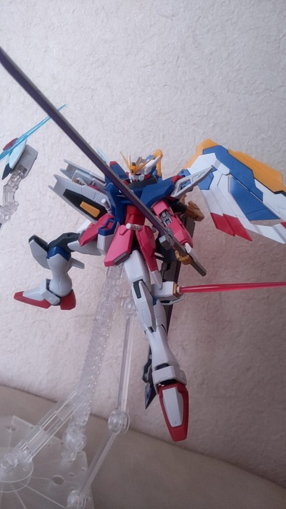 しばらく忙しくて全然塗装に手を付けられなかったガンプラも高校卒業の春休みにやっとひと区切りつけられてほっとしてます。この機体で3種のグレードを使ってミキシングしてみてすごい難しかったけど技術は上がった気がします。大学でも時間あればやるけど頻度はすっごい遅いです。今はムウ専用ストライクの構想を練っているので1年後とかに出します。それまでちょくちょく素組みしたりすると思います。