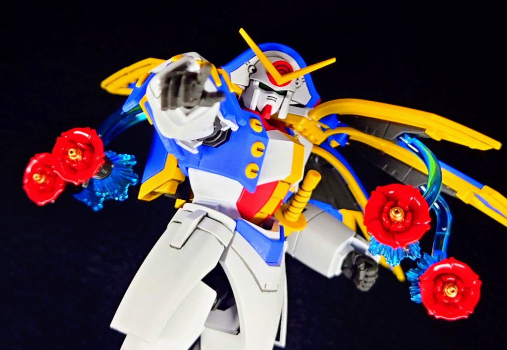 ローゼスビットガンダムではお馴染みとなったファンネル系装備。Gガン本編時間だと近接格闘戦が主体となっていたのでGガン的には珍しい武装でした。本体はつや消しですがビットは光沢仕上げとなっています。