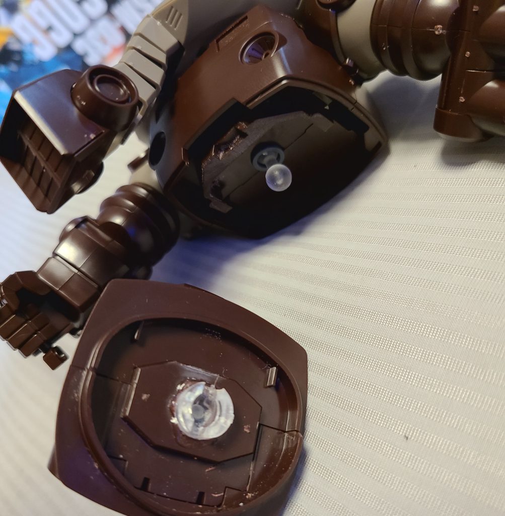 腹部の軸をボールジョイントに変えて少し胴長化。間にプラ板箱組でひと節増やし、ポージングの幅を多少拡げました。