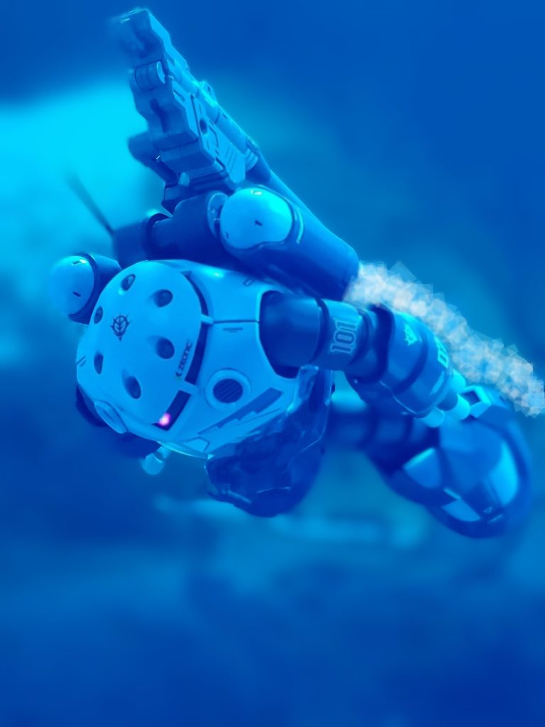 ブーン大尉は僚機にカラハ曹長、ゴダール軍曹のアッガイを引き連れ奇襲作戦の先鋒を務めるべく海中を進行する🏊♂️🎵