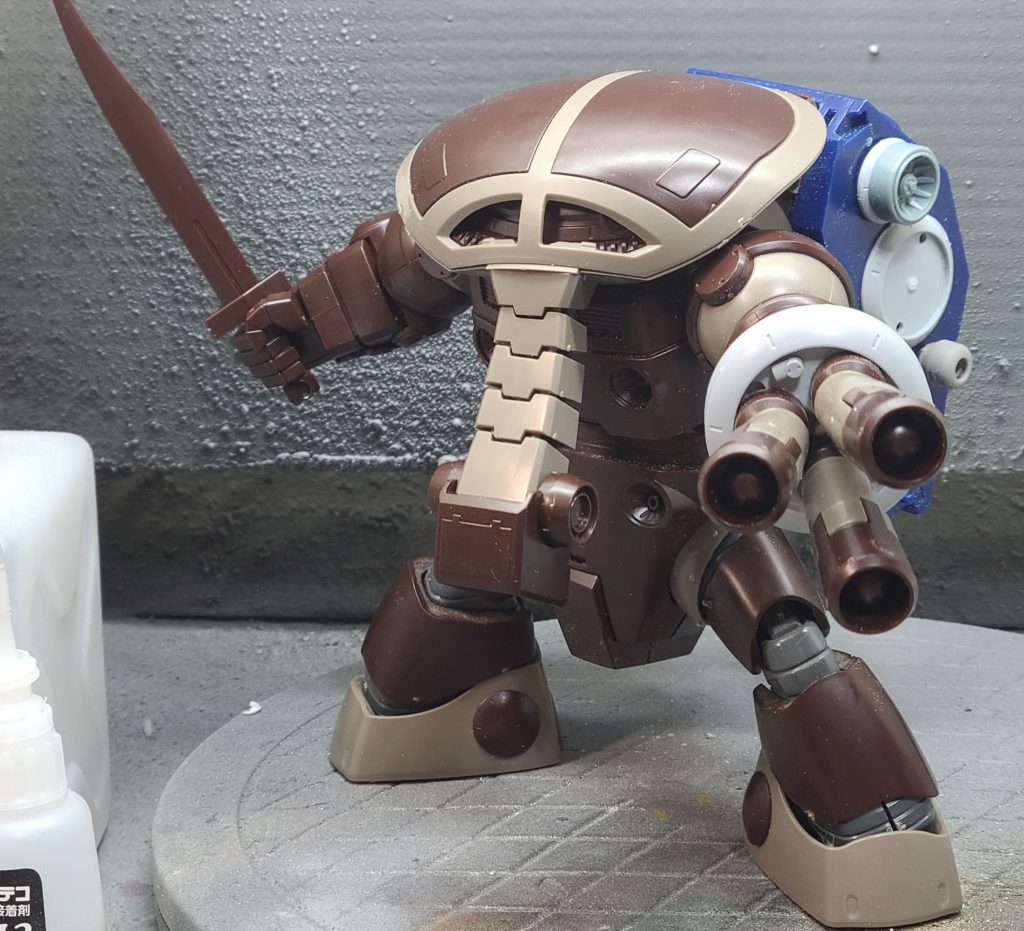 基本型が出来上がり。この後武器もアレンジ。右手も交換し、バックパックもデコレーションしました。