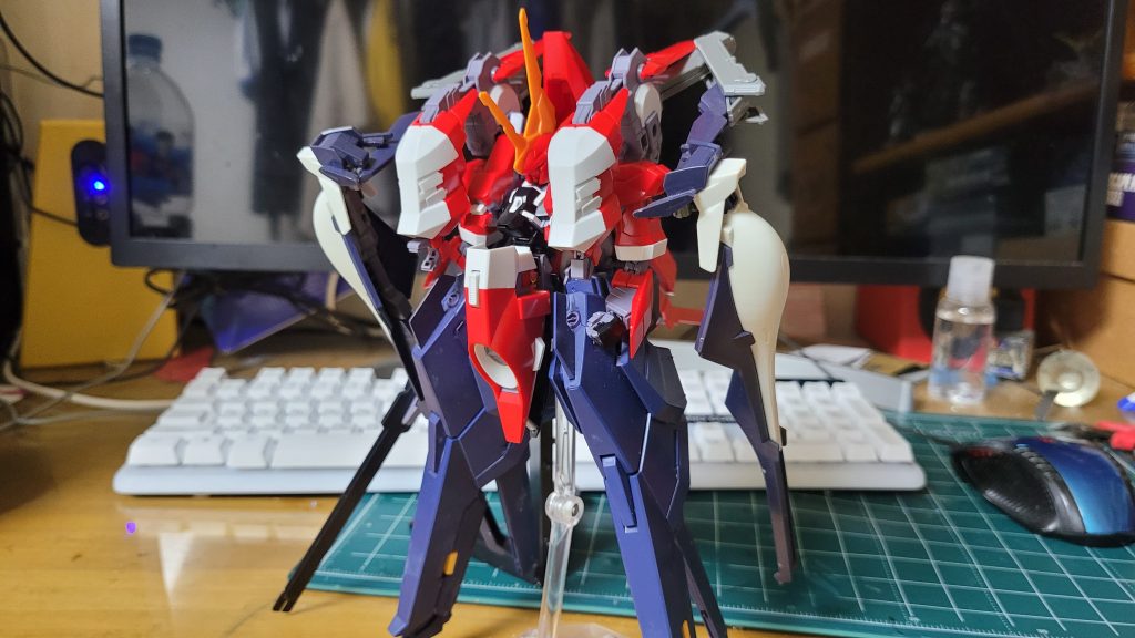 本来ならコンポジットシールドブースターをメイン武装として使うべきですが、重さが重く、腕に引っかかって廃棄しました。 他に考えているのが「ボワ84年型ビームランチャー」です。 まだテストはしていませんが。