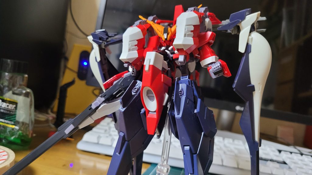 この状態でも、エレノアサテライトリンクシステムを使用することは可能ですが、周りに引っかかることが多くなり、頭を交彩するのが大変です。 顔を動かすのも角に引っかかって不可能なので、できれば使わないことに···