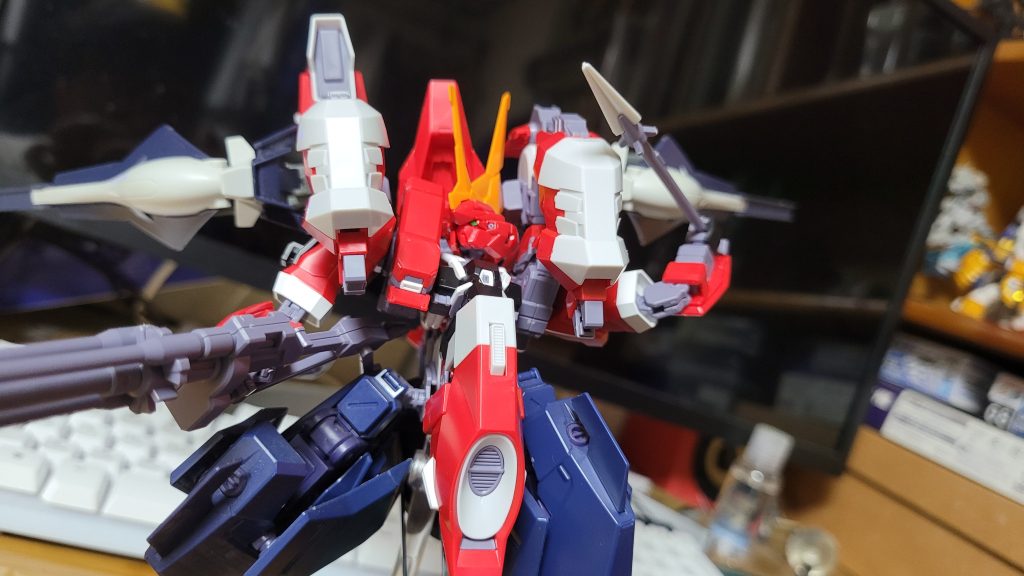 フェダインライフルに装着されていた銛を手にして突くポーズ。 窮地に追い込まれて急いで使うという感じを演出してみました。