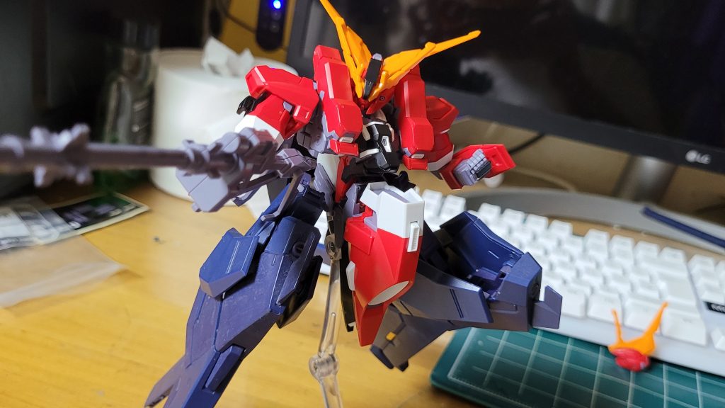 簡単にポーズ。 足の可動は良い方ではないのでポーズに限界がありますが、少し動くだけでも十分迫力のある姿で満足です。