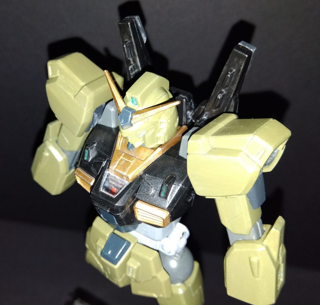 せっかく塗り分けたので、いつでも見れるように胸部装甲の上側をクリアパーツにしました。