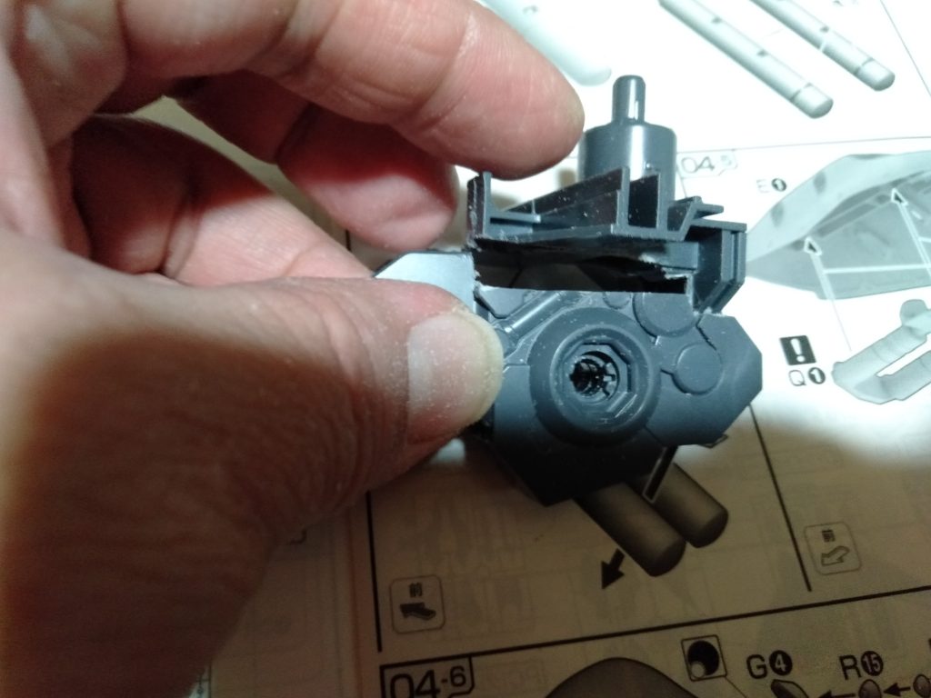 まだ高いかなって想ったので、腰部パーツカットして間を摘める事で、8mm縮めれました。コレは要強度が必要な個所になる為、あまりお勧めできませんが、コレで元の脚部の長さを、全体で2cm強縮める事が出来たので、満足は出来ました。