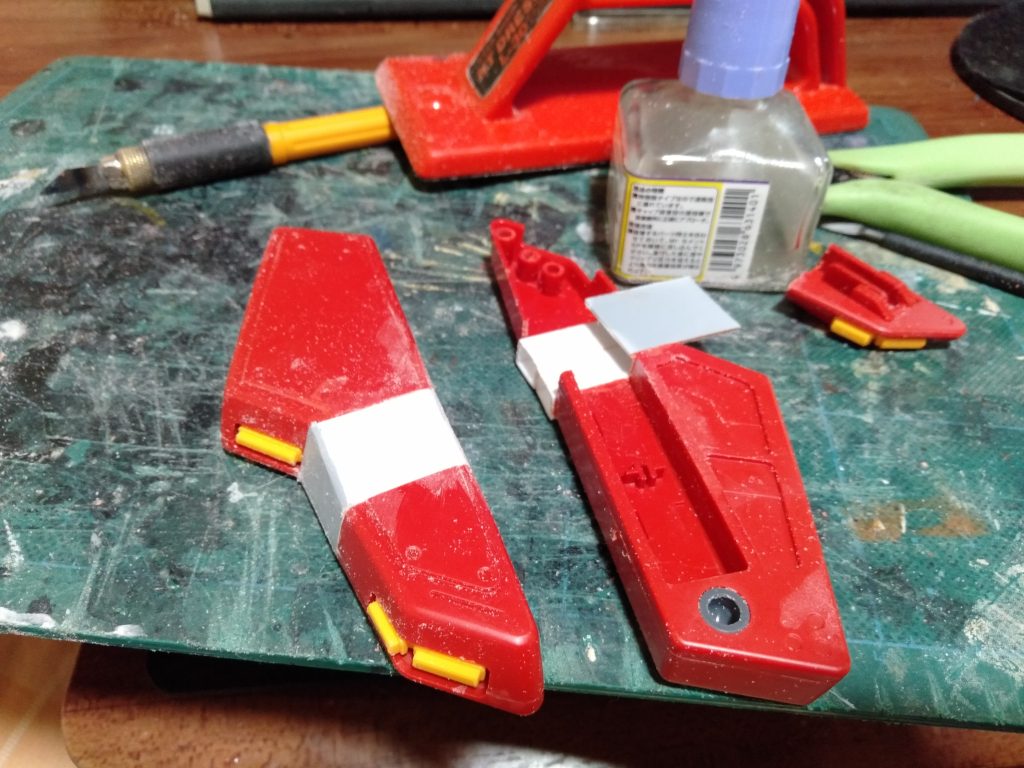 次は、フロントスカートが短いので、延長個所を切断してプラ角棒やプラバンなどで延長して、のちにSSPパテで整形します。長すぎると全体を四つ切にしなくならなくなるので、2cmだけ長くしています。これでもかなり変わりますわ。隠し手はキットではただのモールドなので、流用したもので再現したいと想います。