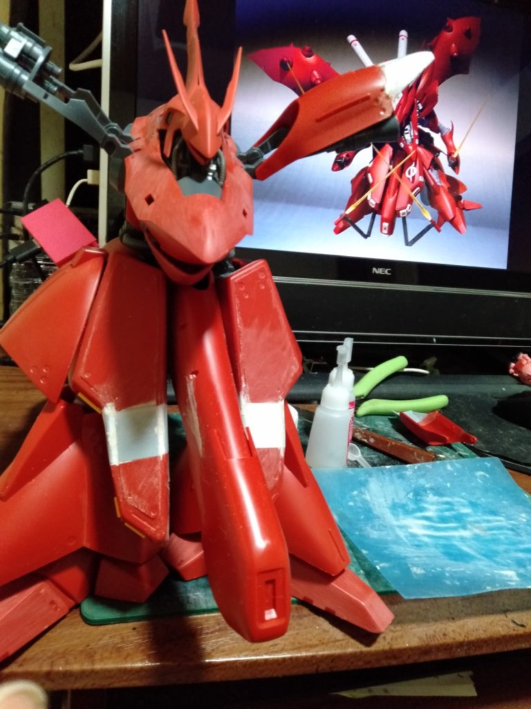 頭部パーツは”MACHINE HEAD”のナイチンゲールを小改造して使用します。ショルダーバーニア?は、設定画に似ても無いので、RGナイチンゲールを手本にして、設定画に近ずく改造をしました。全体的に良い感じかなって想ってます。