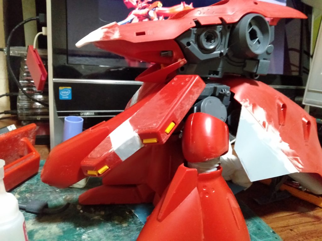 テールバーニアカバーですが形状が小さいので、本当はクサビ状にして切り開きたかったんですけど、そうなるとプロペラントタンクも創り直すことになるので、RGナイチンゲールを参考にしてプラバンで形状を変えるだけにしました。あと、胸部のくちばし状の箇所をもう少し長くして、それと胸部のメガ粒子砲も増設して胸部も射出姿勢にできるように、改造しました・・・面倒だったw