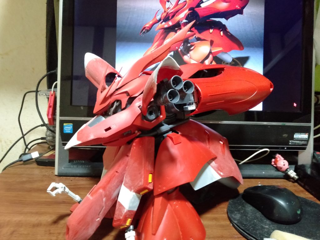 いよいよ、改造の中で本当の厄介なビット・バインダーを稼働させる改造をしました。取り付け部を切り開き、可動用にポリキャップと5mmのプラ丸棒を使用して、可動させる事が出来ました。おかげで”高速移動モード”状態も可能になりました。フロントスカートのサブアームは市販の物で仮に付けてますが、昨年新しく出たタミヤの5mmのプラ材角パイプを使用して製作する予定です。