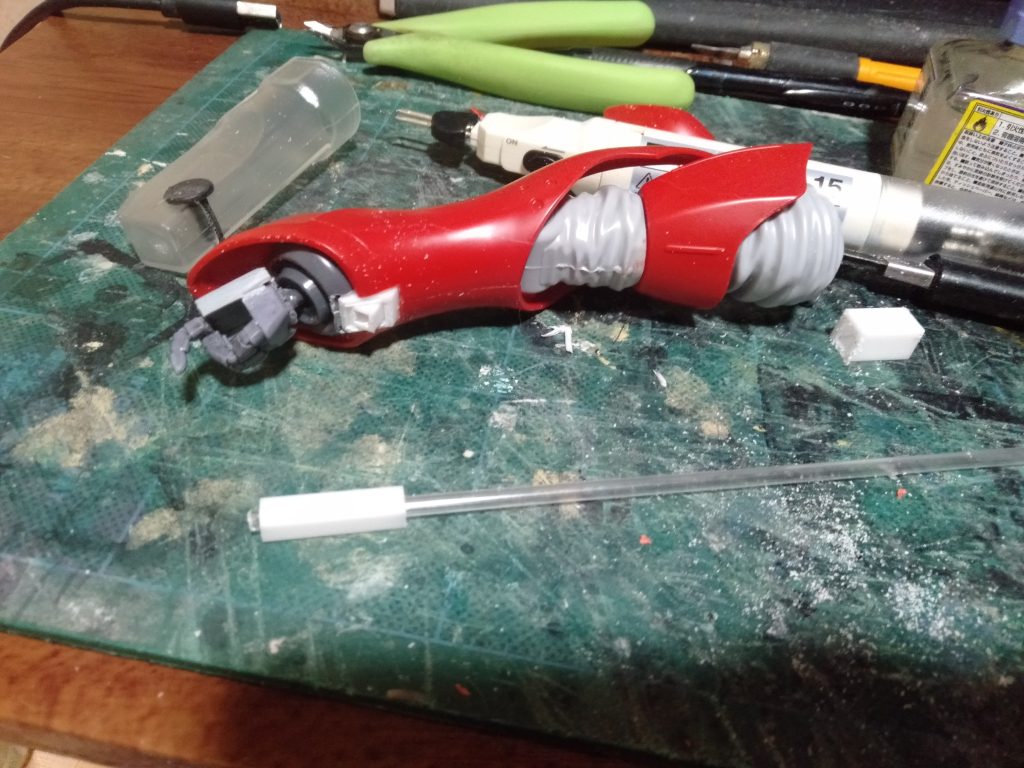 ナイチンゲールが発表されてから謎だった、ビームサーベルラックは”サザビー”と同じく手首内側にあると最近なった設定なので、RE/100ナイチンゲールが出た当時無かった設定ですから、増設しました。ハンドパーツはキットのモーションマニュピュレターでは、武器等の重さに負けるので、固定式に変えています。まぁブンドドなんてしないので(笑)あと頭部もSSPパテにて少し形状を整形し直してます。ビームサーベル&ラックは、タミヤのプラ材8mm角パイプと同じく5mmでラックとサーベルを創りました。改造もあと少しです、ビットバインダーの形状を変えたいと想ってます。せっかく可動できるようにさせたのでねッ?、カッコよくもしたいしw。