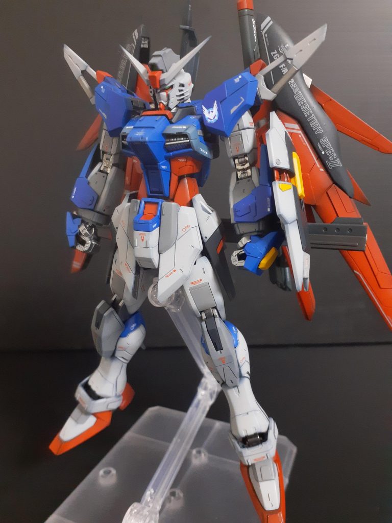デスティニーは、RGとHGのミキシングになります　翼はRGはディテール過剰なのと変に角ばっているので、一旦全て削り落とし、フラットにしてから新たにディテールを加えました