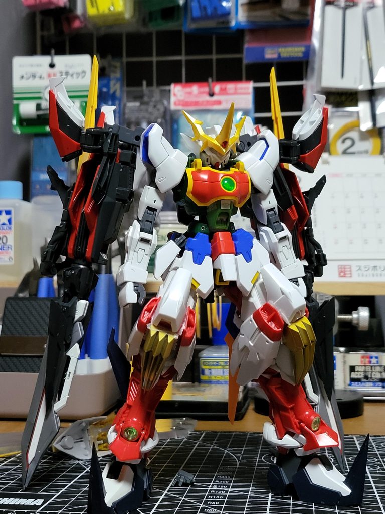 制作途中。当初はフーティエ無しのタクティカルアームズ二本運用でした。頭はデジモンのインペリアルドラモンから拝借。スーパー系ぽくて有りかなってを持ったんですが、amazonに出回ってる海賊版っぽい見た目だと感じたので現在の形に変更しました。一番苦労したのは胸部をくり抜いてグリーンのセンサーを埋め込む工程でした。以上です、閲覧いただきありがとうございました!