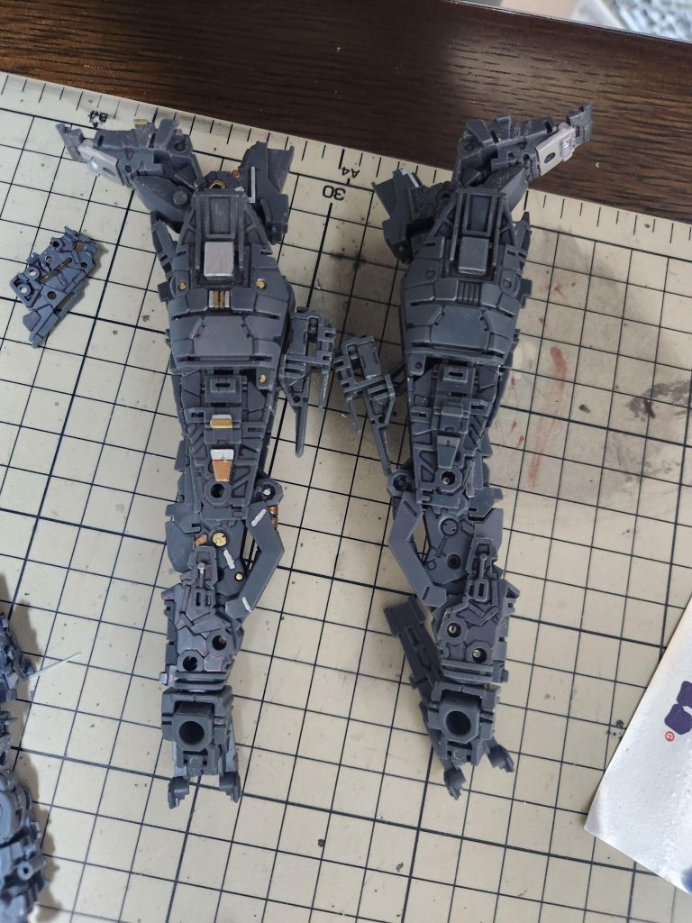 フレームは変形があるため筆塗りで部分塗装だけにしました。