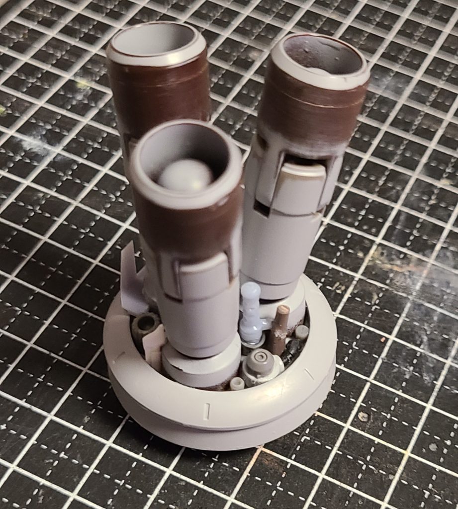 左手は、ビルダーズパーツのレドームをベースにして、ガトリング風にしました。隙間はありものでごちゃつかせました。